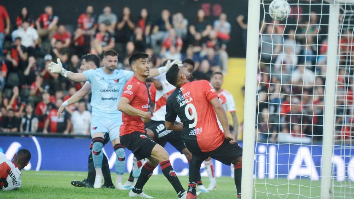 Colón estaba para ganarlo, pero se quedó con 10 y se aferró al empate