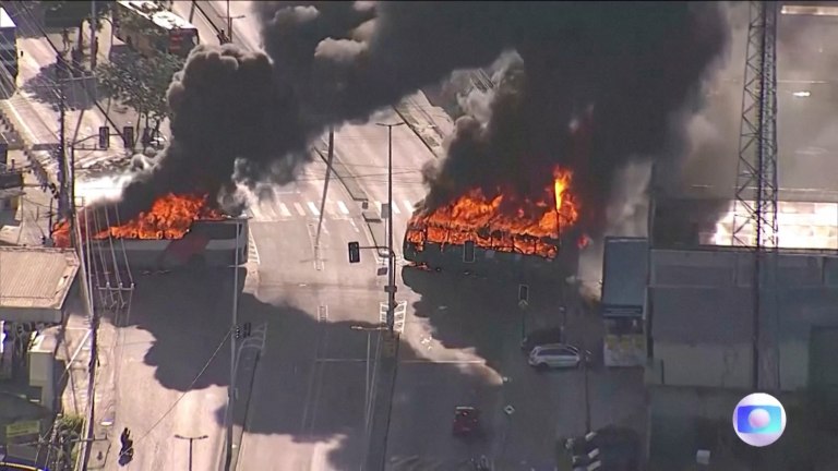 Río de Janeiro: incendian 35 colectivos tras la muerte de un líder criminal brasileño