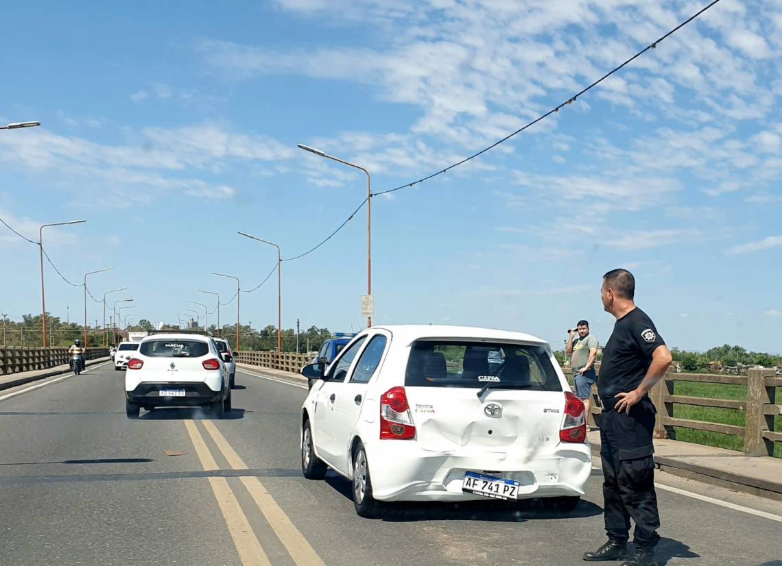 Largas demoras en el tránsito por el Puente Carretero por un accidente