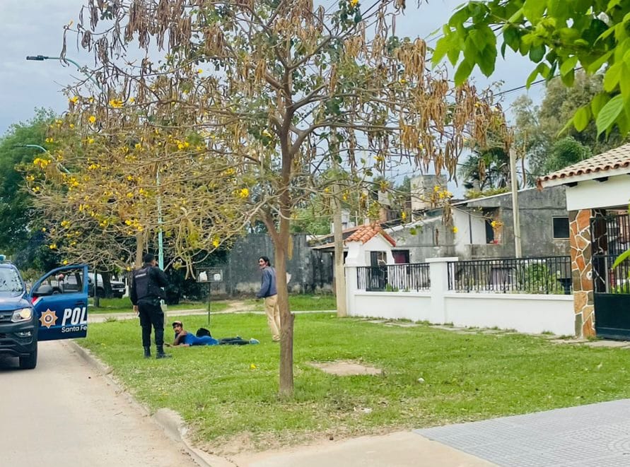 La Policía Comunitaria logró reducir a uno de los delincuentes.