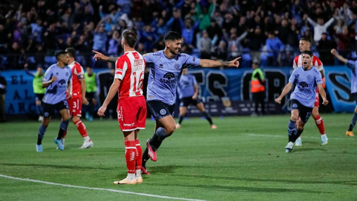 Unión perdió por goleada ante Belgrano y quedó en zona de descenso