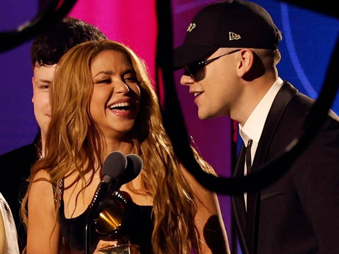 Shakira junto a Bizarrap durante la ceremonia.