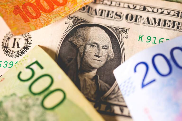 El Gobierno sube el dólar tarjeta hasta $950 y lleva los impuestos al 155% del valor oficial