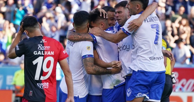 Colón perdió con Velez y jugará un desempate por la permanencia