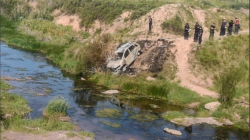 Rosario: encontraron un cuerpo calcinado dentro de un auto