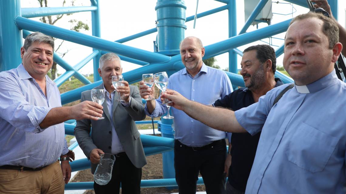 Las autoridades brindaron con agua en la inauguración de la obra de ampliación del Acueducto Desvío Arijón. (Foto: GSF)