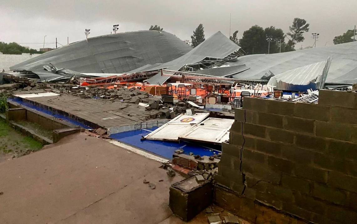 Un tornado azotó a Bahía Blanca, dejando al menos 13 muertos y personas atrapadas debajo de los escombros