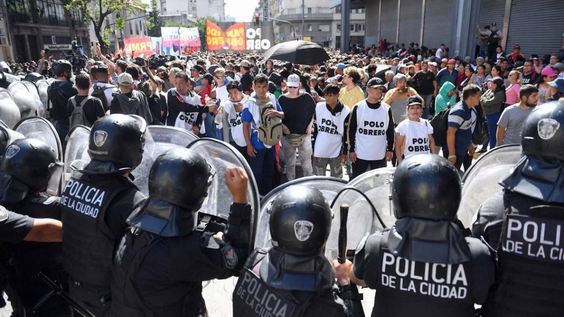 Tensión, insultos contra Milei y Patricia Bullrich y dos detenidos: lo que dejó la marcha piquetera