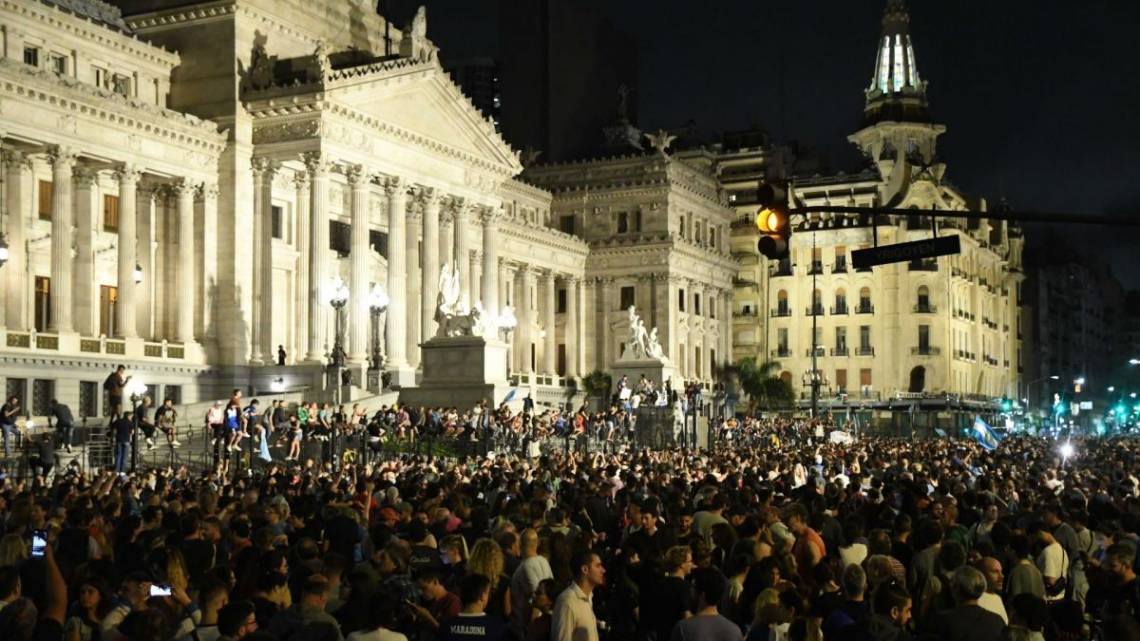 Masivo rechazo al decretazo de Milei: hubo protestas frente al Congreso y en diferentes ciudades del país