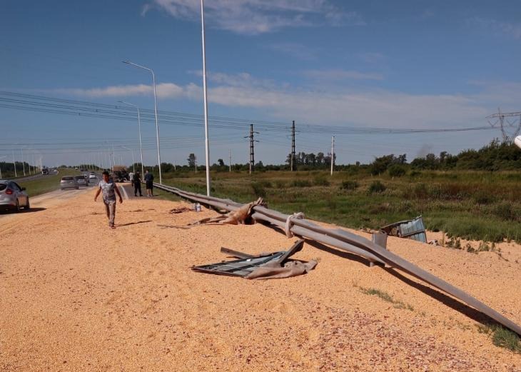 Un camión que transportaba maíz volcó su carga sobre la Autopista a la altura de nuestra ciudad