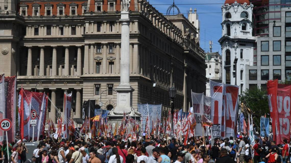 La CGT y organizaciones sociales protestaron en Tribunales contra el DNU de Milei