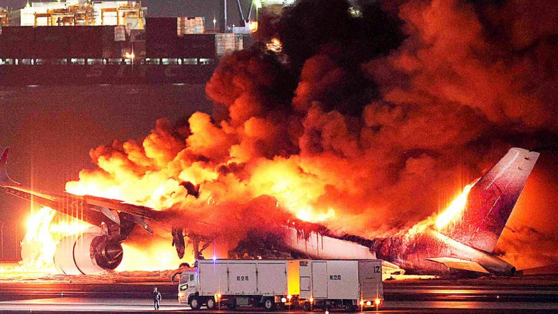 Un avión de Japan Airlines chocó contra una aeronave militar y se incendió en Tokio: hay cinco muertos