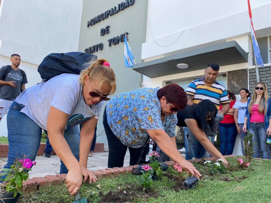 Plantaron flores frente a la Municipalidad para visibilizar la situación de los trabajadores despedidos