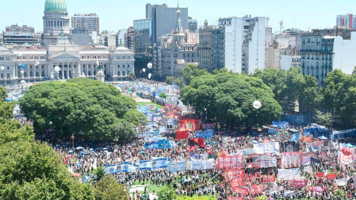 Con una multitud frente al Congreso, se cumple el paro contra las políticas de Milei