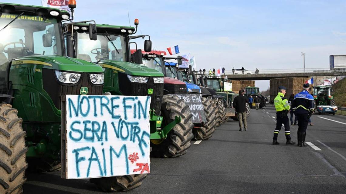 Los agricultores comenzaron a bloquear París y ponen en jaque al Gobierno