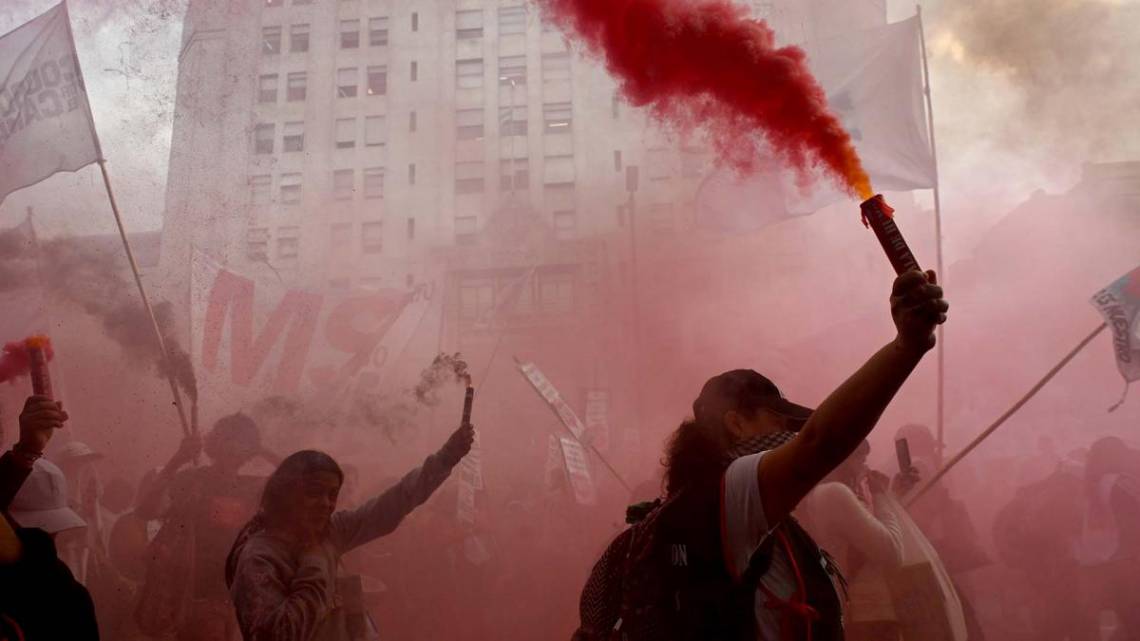 Movimientos piqueteros se movilizan al Congreso contra la Ley Ómnibus en medio del debate