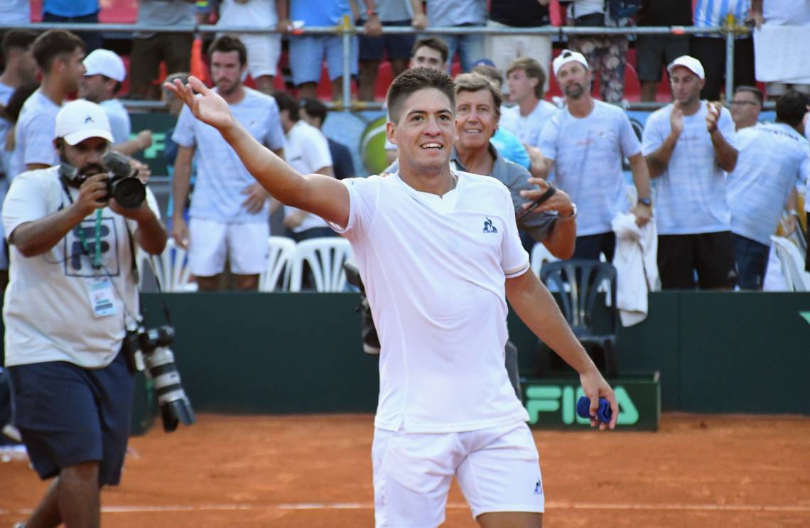 Sebastián Báez salvó a Argentina del precipicio y lo metió en finales de Copa Davis