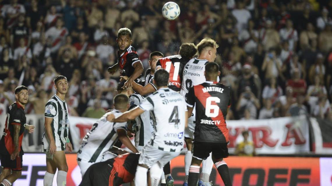 River superó a Excursionistas y arrancó con el pie derecho en la Copa Argentina