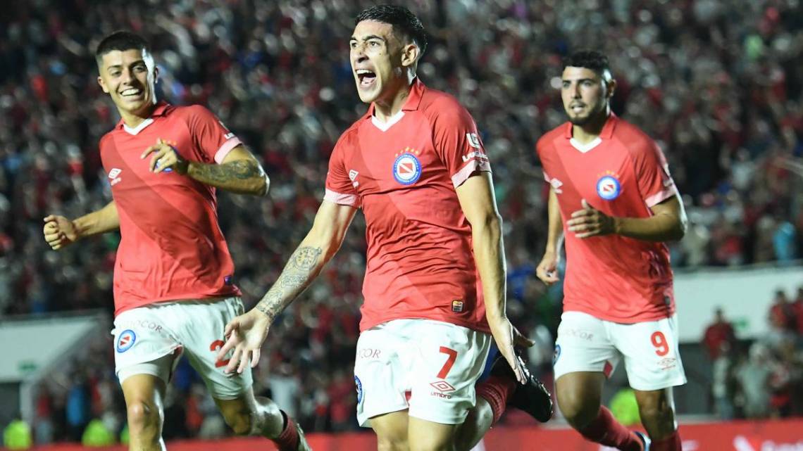 Argentinos Juniors superó de local a Platense y quedó puntero del Grupo A