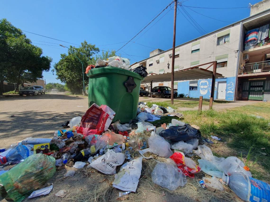 Castelli y 12 de Septiembre: vecinos del complejo habitacional reclaman por la acumulación de basura