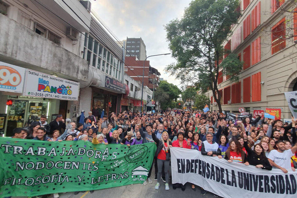 Universidades de todo el país convocan a una gran marcha a Plaza de Mayo para defender la educación pública. (Foto: Página 12)