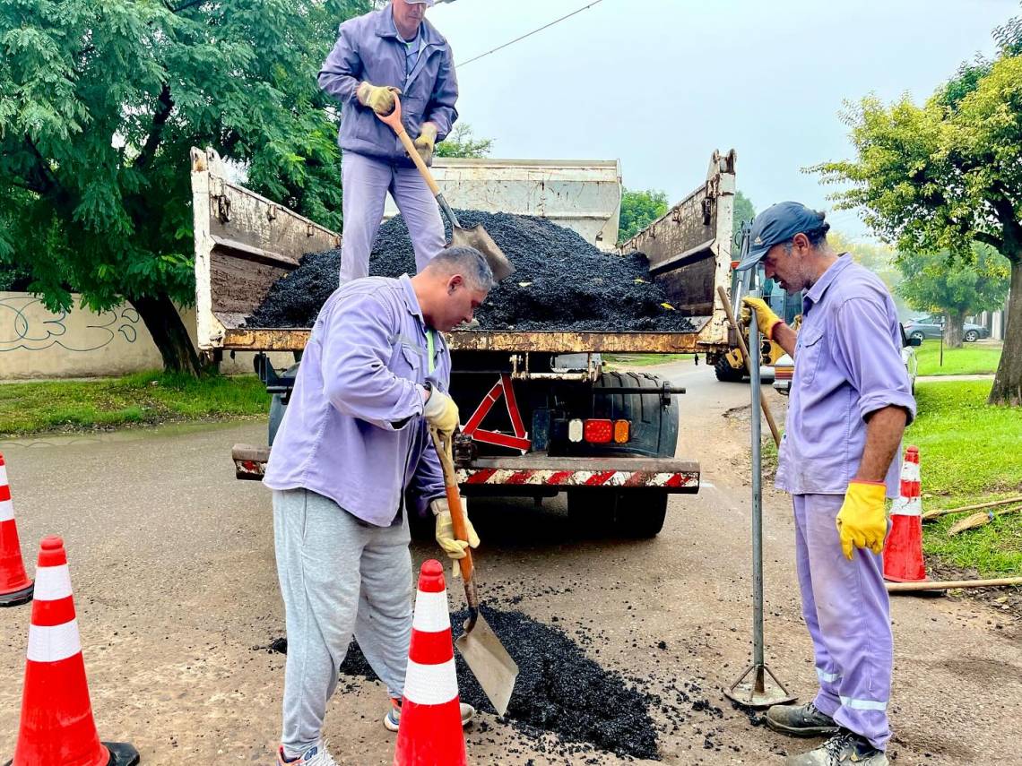 Ahora sí: repararon los baches de calle Azcuénaga con pavimento asfáltico