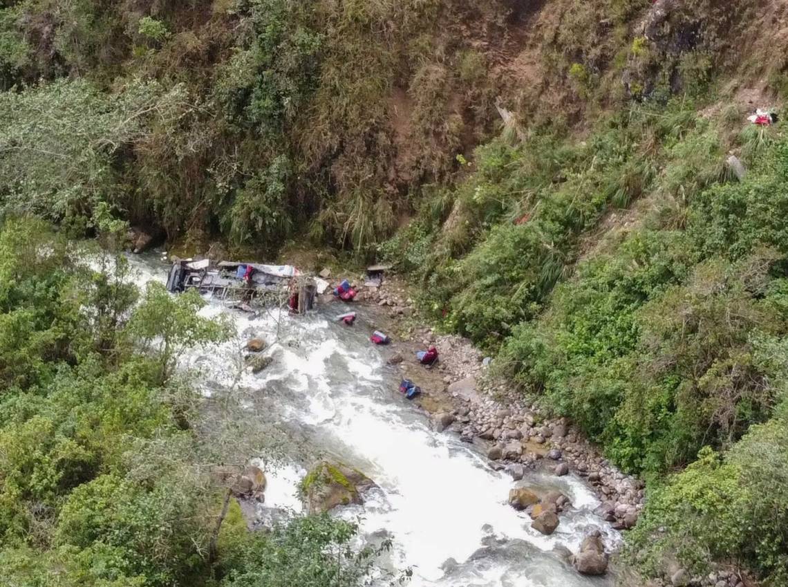 El micro cayó 200 metros al cauce del río Sendamal. (Foto: AFP/Ismael Mantilla)