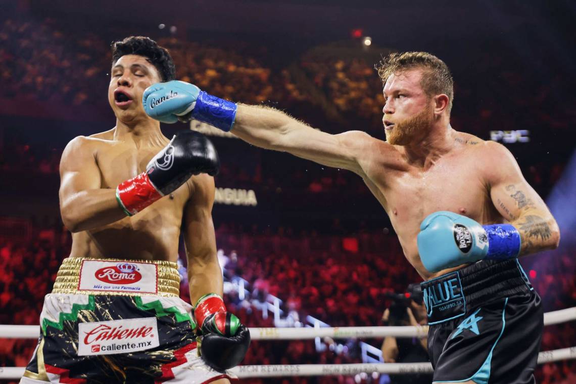 Canelo Álvarez retuvo sus títulos supermedianos por decisión unánime ante el mexicano Munguía