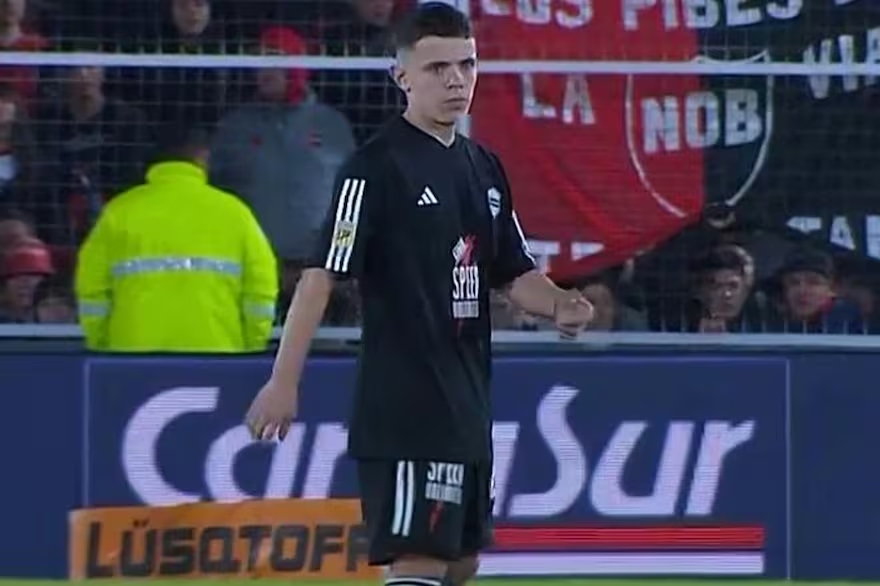 Récord absoluto en el fútbol argentino: Mateo Apolonio debutó en Deportivo Riestra, a los 14 años