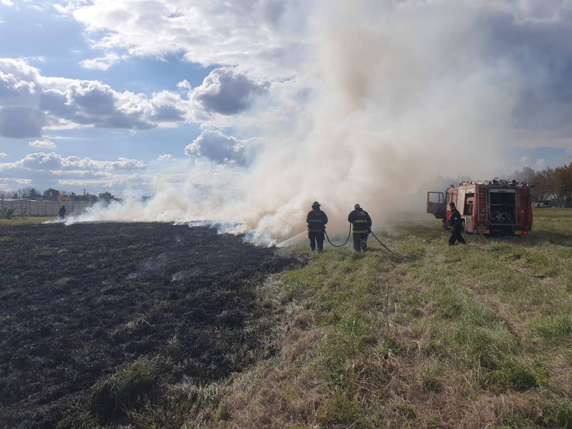 Quema de pastizales: Bomberos controlaron un importante incendio en Ruta 19 y Azcuénaga