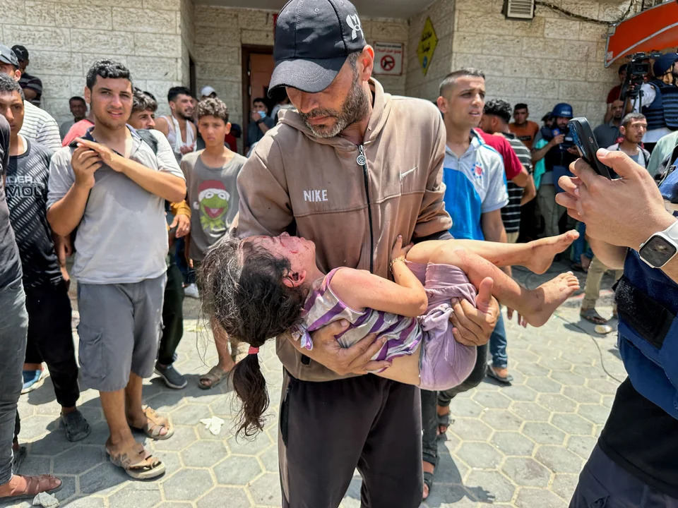 Un palestino transporta a una niña herida tras un ataque israelí, en el Hospital de los Mártires de Al-Aqsa en Deir Al-Balah, en el centro de la Franja de Gaza. (Foto: Reuters)