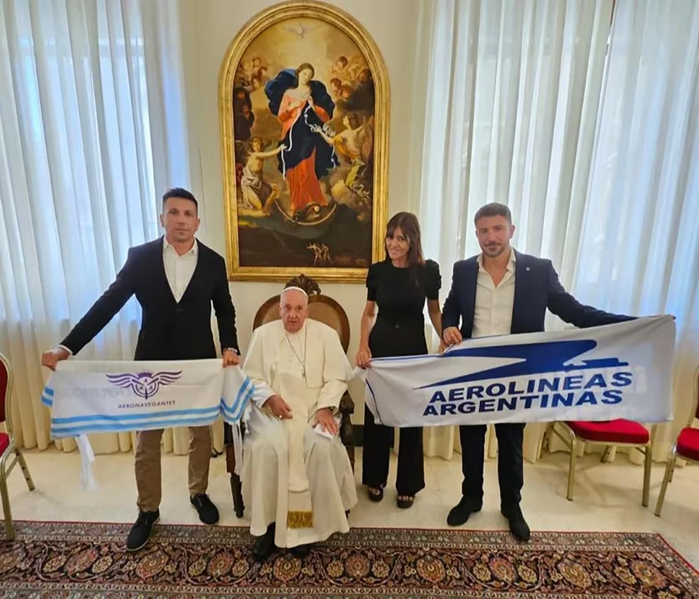 El papa Francisco, con Juan Pablo Brey, Verónica Espósito y Horacio Calculli, de Aeronavegantes.