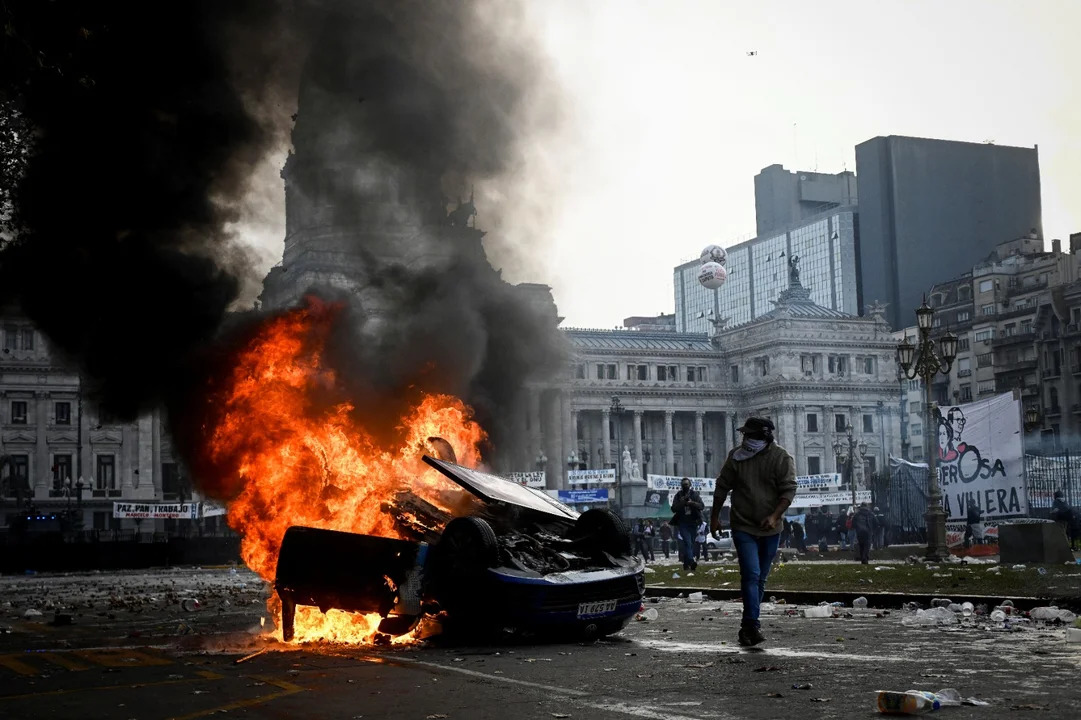 Tensión en el Congreso: bombas molotov, dos autos incendiados, enfrentamientos y detenidos