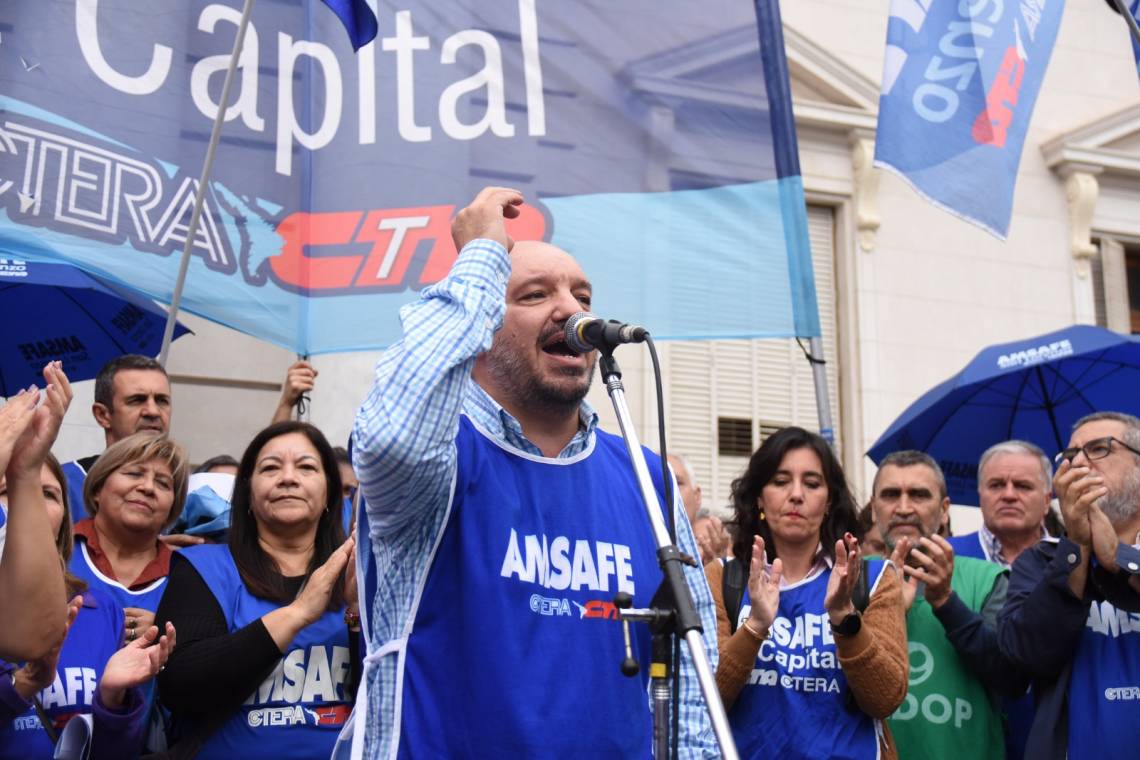 AMSAFE se manifestó frente a la Legislatura y advirtió que “las jubilaciones no se tocan”