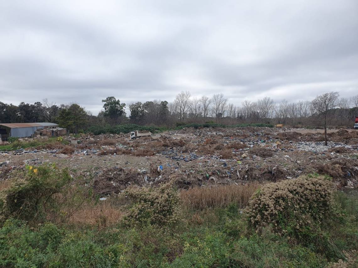 El enorme basural de la Municipalidad, visto desde la autopista. (Foto: STD)