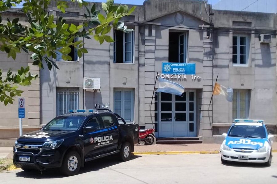 Increible: sancionaron a una mujer policía en Esperanza por filmarse teniendo sexo con un detenido en una comisaría