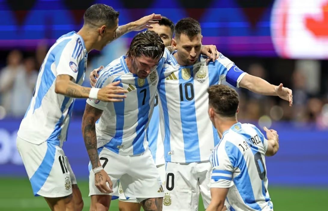 Argentina le ganó 2-0 a Canadá en el inicio de la Copa América