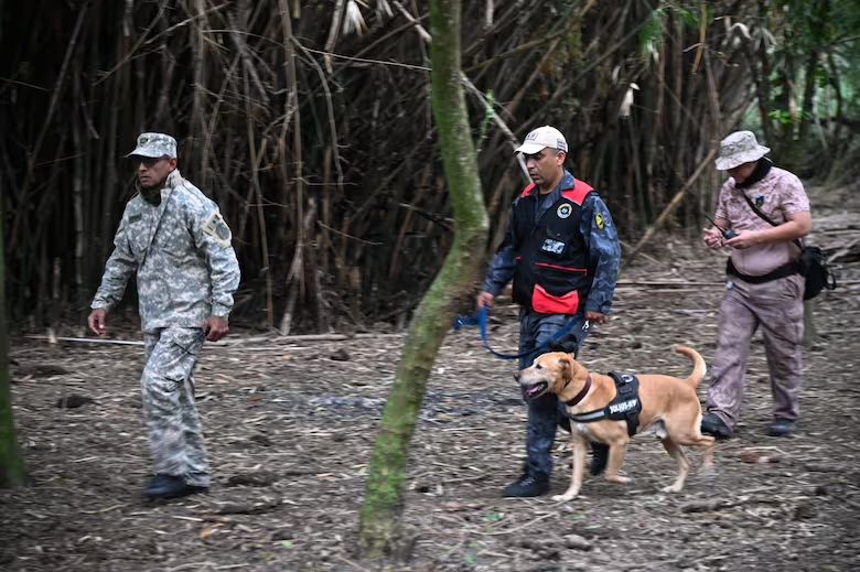 Varios equipos de rastreadores llegaron a Corrientes, pero no pudieron encontrar indicios sobre el paradero de Loan. (Foto: Marcelo Manera - La Nación)