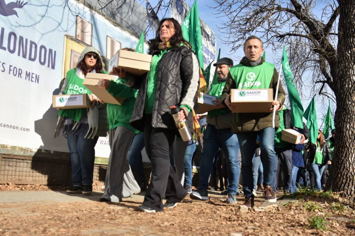 Docentes de escuelas privadas exigen la devolución de los descuentos indebidos