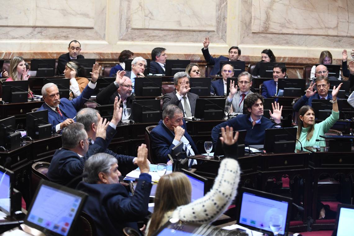 El Senado aprobó pliegos militares y declaró duelo nacional al 18 de julio con motivo del atentado a la AMIA