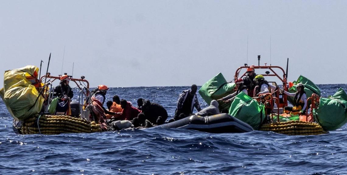 Los migrantes se trasladan en endebles embarcaciones hacia la costa española. (Foto Reuters)