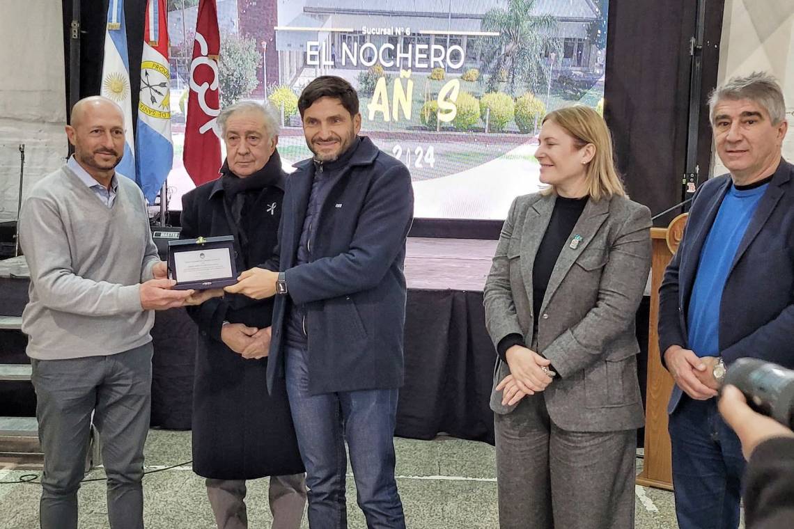 Pullaro entregó aportes para la ejecución de proyectos de infraestructura urbana. (Foto: GSF)