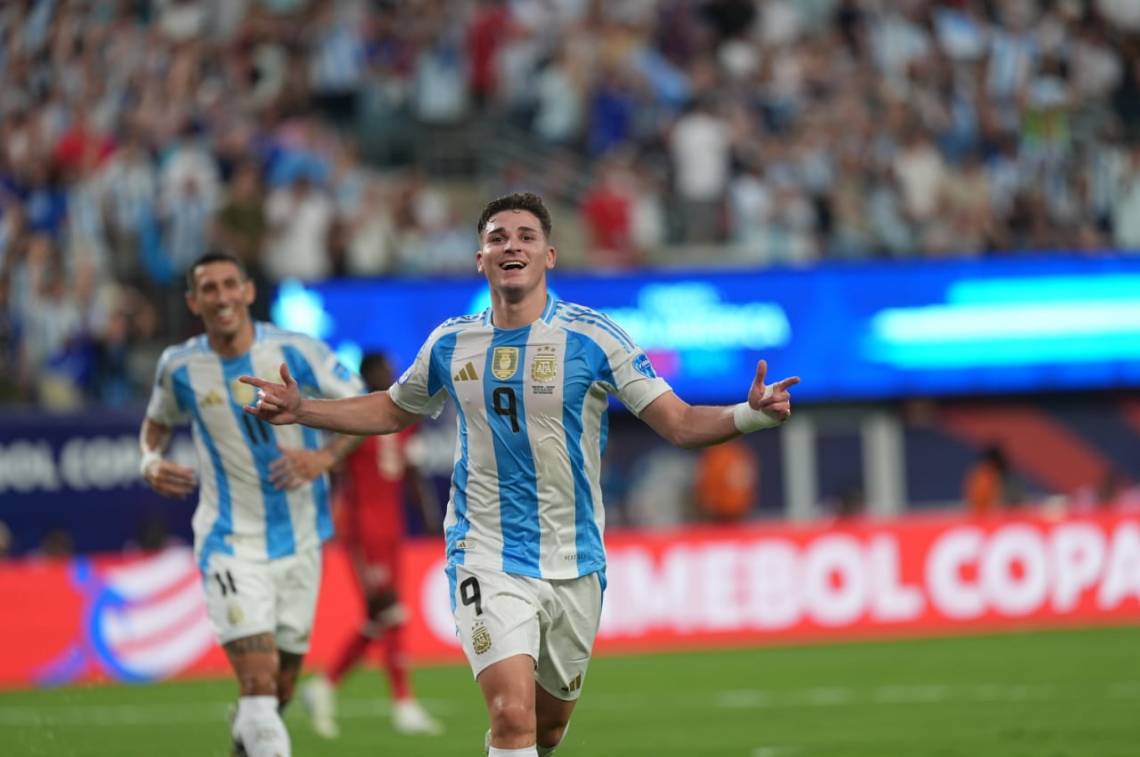 Julián Álvarez celebra su gol.