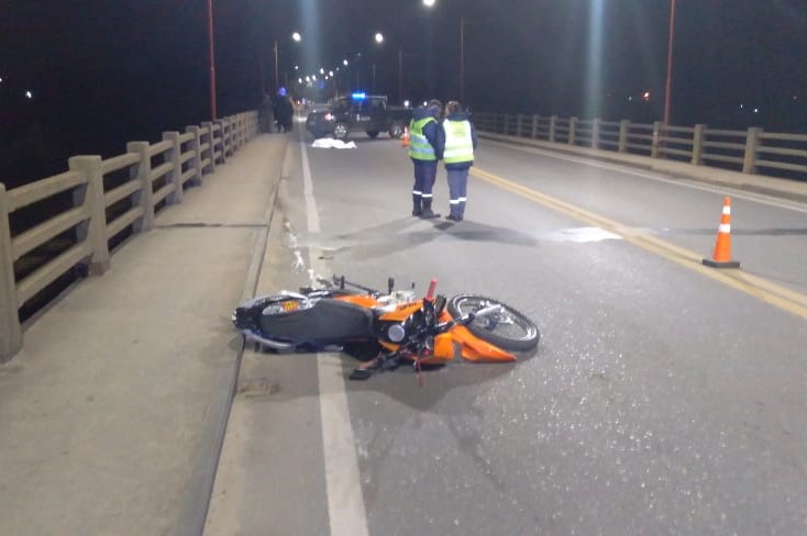 Un joven de 22 años murió tras un choque entre dos motos en el puente Carretero