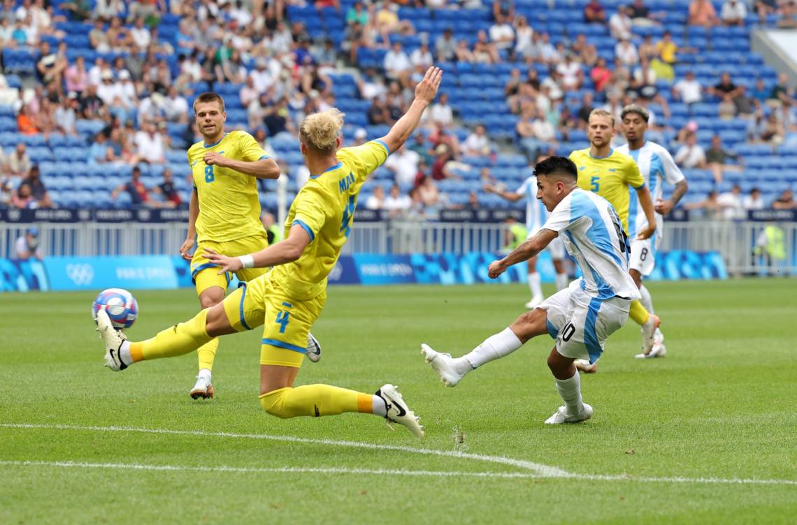 Thiago Almada y el remate que abrió el marcador en Lyon. (Foto: @Argentina)