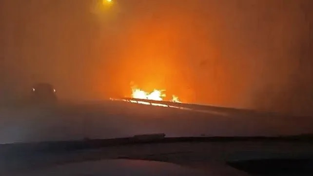 Incendio de gran magnitud en la autopista y caos vehicular en la ciudad