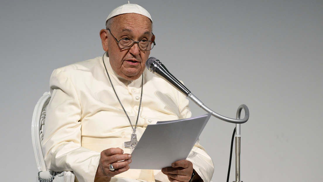 El papa Francisco pide “abandonar la obsesión por las pantallas”: “Un buen libro nos ayuda a sobrellevar la tormenta”