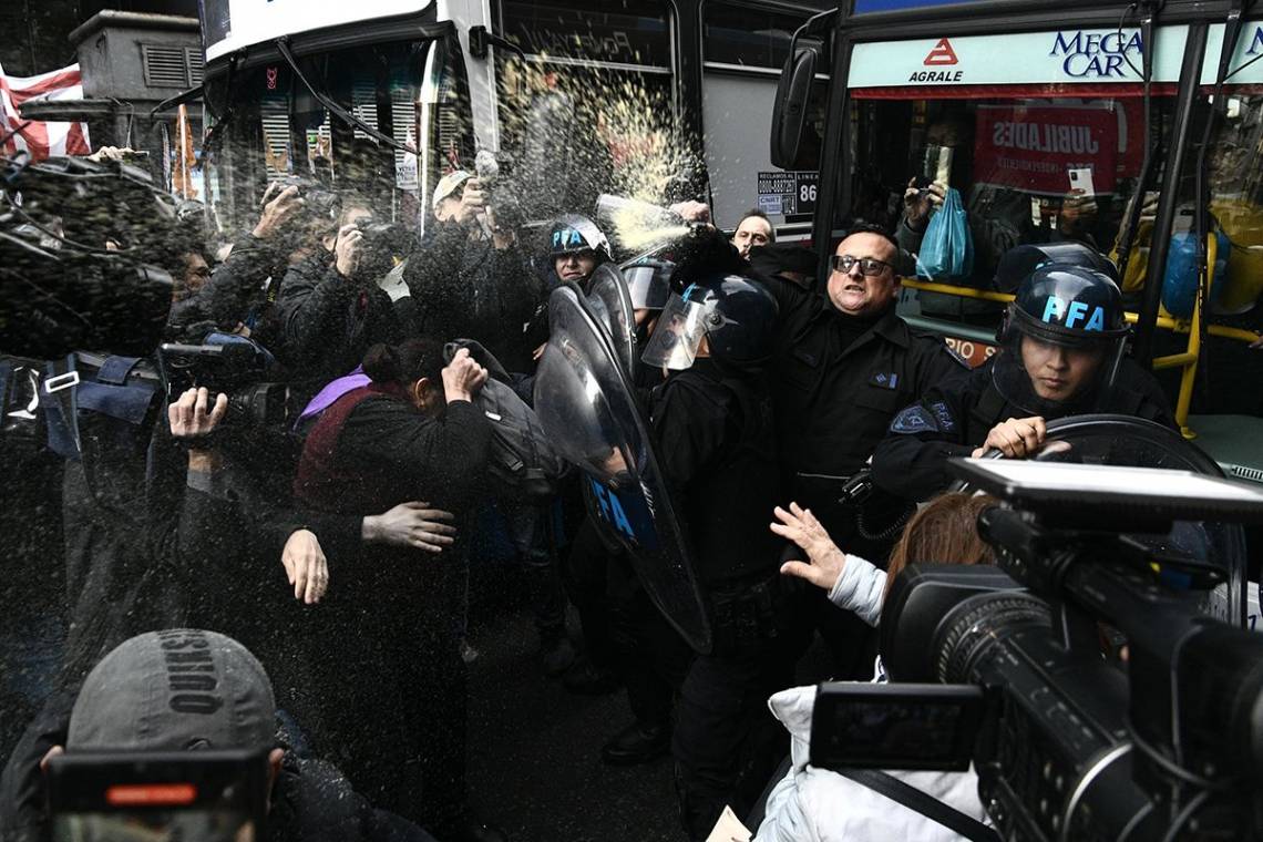 La Policía Federal reprimió jubilados frente al Congreso por protestar contra el veto de Milei