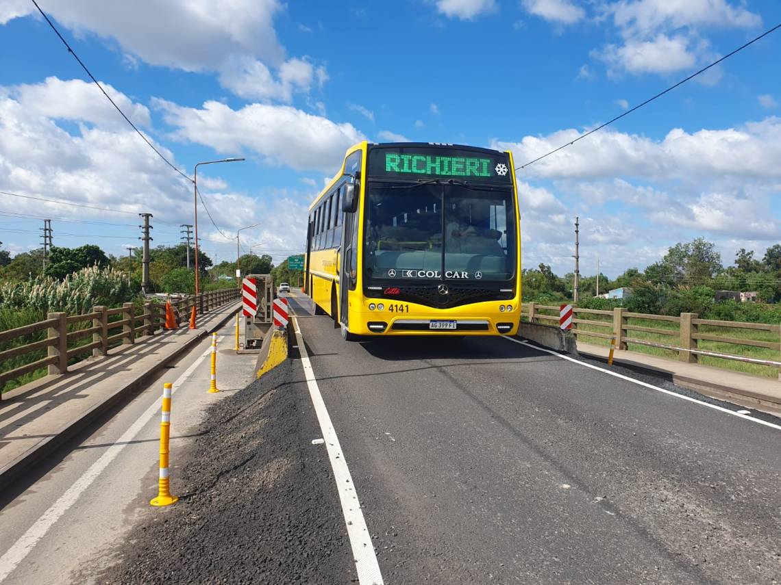 Los colectivos vuelven a circular por el puente desde este martes. (Foto: STD)