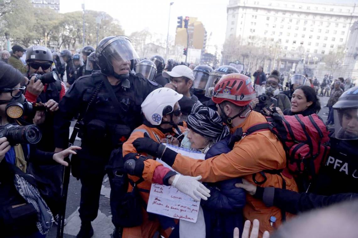 Tensión e incidentes frente al Congreso tras la confirmación del veto: otra vez reprimieron a jubilados